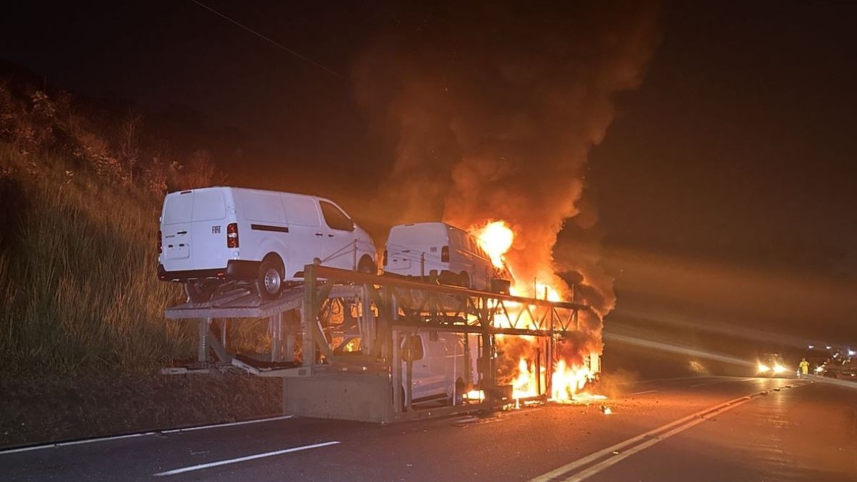 Carroceria de carreta-cegonha pega fogo na BR-040, em Juiz de Fora
