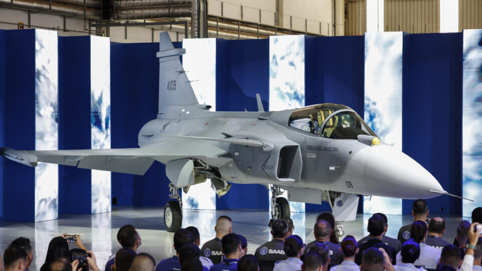 Embraer apresenta primeiro caça supersônico produzido no Brasil