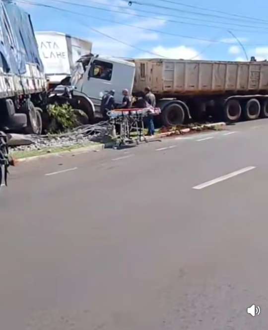 Acidente com duas carretas em São Carlos